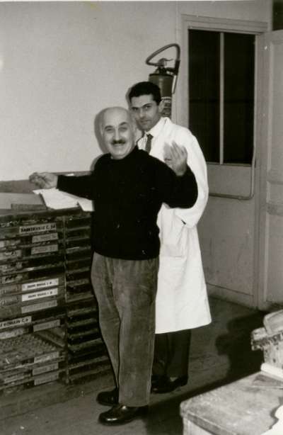 Iliazd et Louis Barnier dans les locaux de l'Imprimerie Union. Années 1950