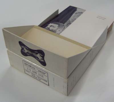 Catalogues sculpteurs. Une boîte contenant onze plaquettes monographiques dont une en guise de préface générale. 24,5x18,8x6,3 cm. 28 janvier 1966