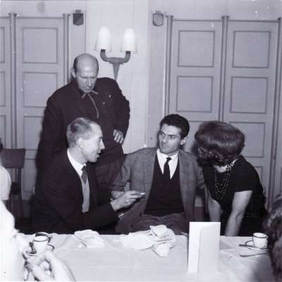 Assis à gauche, Rafaël de Luc, Roger Cornaille, Louis Barnier, Françoise Gilot. Début des années 60