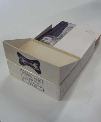Catalogues sculpteurs. Une boîte contenant onze plaquettes monographiques dont une en guise de préface générale. 24,5x18,8x6,3cm. 1966