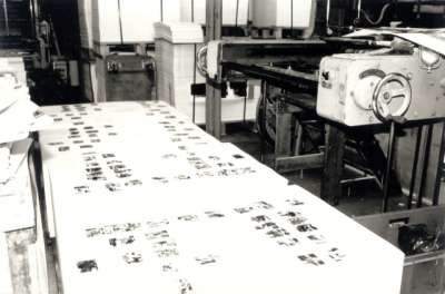 Maurice Estève et Louis Barnier à l'Imprimerie Union lors de la fabrication du catalogue de l'exposition Estève au Grand Palais, octobre 1986-janvier 1987. Photographie Monique Estève. 1986