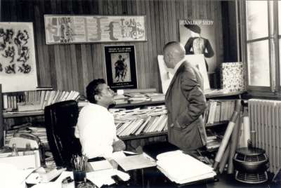 Maurice Estève et Louis Barnier à l'Imprimerie Union lors de la fabrication du catalogue de l'exposition Estève au Grand Palais, octobre 1986-janvier 1987. Photographie Monique Estève. 1986