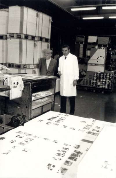 Maurice Estève et Louis Barnier à l'Imprimerie Union lors de la fabrication du catalogue de l'exposition Estève au Grand Palais, octobre 1986-janvier 1987. Photographie Monique Estève. 1986