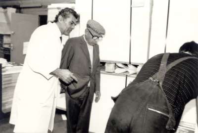 Maurice Estève et Louis Barnier à l'Imprimerie Union lors de la fabrication du catalogue de l'exposition Estève au Grand Palais, octobre 1986-janvier 1987. Photographie Monique Estève. 1986