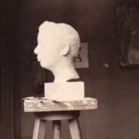 PORTRAIT SCULPTÉ PAR ANIOUTA STROUZER