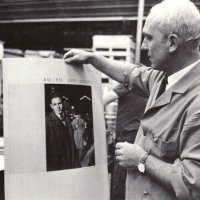 JOËL LEPELLETIER AVEC UNE AFFICHE REPRÉSENTANT JEAN TROISPOUX